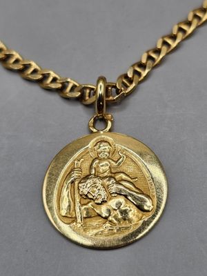un collier plaqué or orné d'une image de la Vierge à l'Enfant