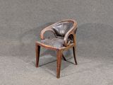 une chaise en bois avec une assise en cuir sur fond gris