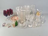 beaucoup d'objets en verre qui se trouvent sur la table