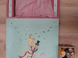 un tableau accroché au mur de la salle de jeux d'un enfant