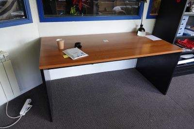un bureau d'ordinateur sur lequel est posée une tasse de café
