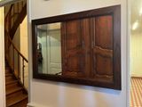 un miroir accroché au mur dans le couloir