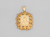 un pendentif plaqué or représentant une femme entourée d'une couronne de fleurs