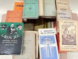 plusieurs livres sont empilés sur une table
