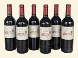 six bouteilles de vin rouge sont alignées