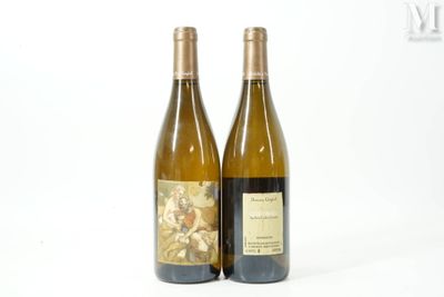 deux bouteilles de vin posées l'une à côté de l'autre sur une table