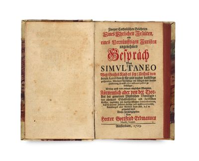 un vieux livre ouvert, dévoilant une page de texte sur fond blanc