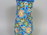 un vase bleu orné d'un motif floral