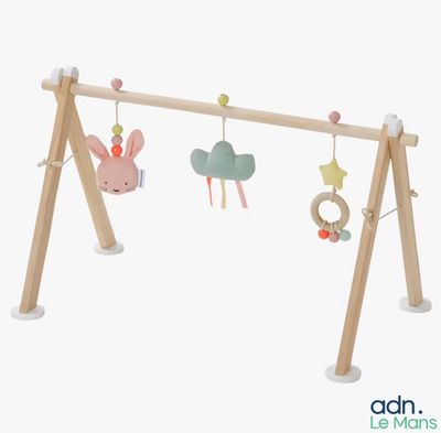 une balançoire en bois à laquelle sont suspendus des jouets