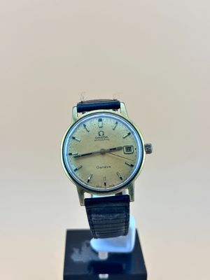 gros plan d'une montre sur un support posé sur une table