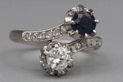 Bague Toi et Moi en platine sertie d’un saphir et d’un diama…