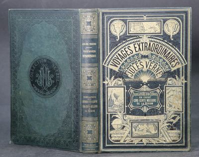 un vieux livre posé sur une table à côté d'un autre livre
