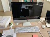 une image représentant un bureau avec un ordinateur, un clavier, une souris et d'autres objets