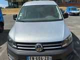 une camionnette argentée garée sur un parking à côté d'un immeuble