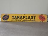 un vieux panneau jaune sur lequel est inscrit « Taraplast »
