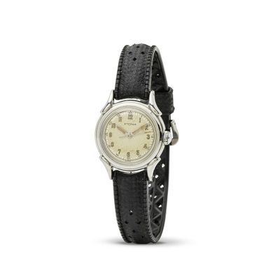 une image d'un gros plan d'une montre-bracelet sur un fond blanc