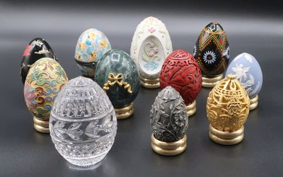 de nombreux œufs de différentes couleurs posés sur une surface noire