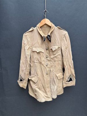 une photo d'une veste suspendue à un cintre