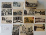 plusieurs cartes postales anciennes, de types et de tailles variés, posées sur un fond blanc