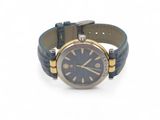 une photo d'une montre-bracelet avec un bracelet en cuir bleu