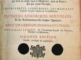un vieux livre dont le titre est écrit en noir et rouge