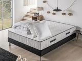 un lit sur lequel est posé un matelas dans une pièce