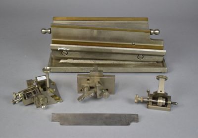 INSTRUMENTS SCIENTIFIQUES MICROTOME de précision, destiné à …
