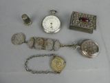 beaucoup d'objets en argent posés sur une table