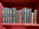 de nombreux livres anciens sur une étagère, dans une boîte rouge