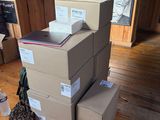 plusieurs cartons empilés les uns sur les autres sur un plancher en bois