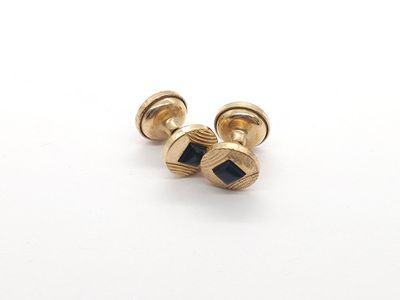 une paire de boutons de manchette en or sertis de pierres noires