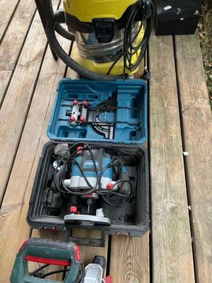 un aspirateur jaune et noir posé sur une terrasse en bois