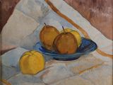 une peinture représentant des pommes et des citrons sur une assiette bleue