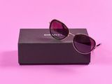 une paire de lunettes de soleil posée sur une boîte noire