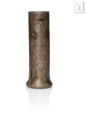 un vase posé sur une surface blanche
