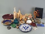 une table sur laquelle se trouvent de nombreux objets différents