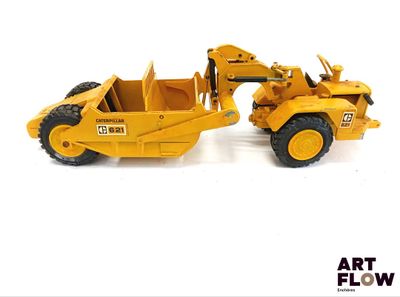 deux engins de chantier miniatures posés l'un à côté de l'autre