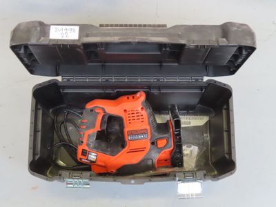 une perceuse électrique Black & Decker dans une boîte à outils