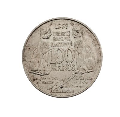 une vieille pièce de monnaie sur fond blanc, sur laquelle figurent un homme et une femme