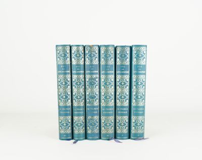 une pile de quatre livres bleus posés les uns sur les autres