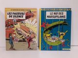 deux livres posés sur une surface blanche, avec la photo d'un homme dans une voiture