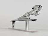 une sculpture en argent représentant un homme sur un skateboard