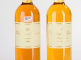 deux bouteilles de vin posées l'une à côté de l'autre sur une table