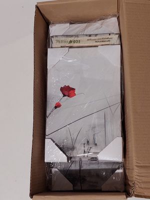 une boîte contenant une rose rouge, posée sur une table