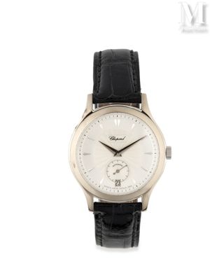 gros plan d'une montre sur fond blanc avec un bracelet noir
