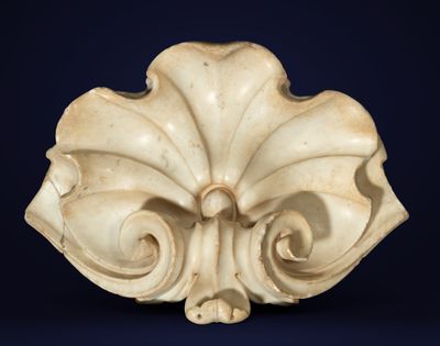 une sculpture blanche représentant une fleur sur fond bleu