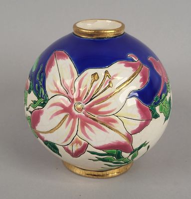 un vase bleu orné d'une fleur blanche et rose