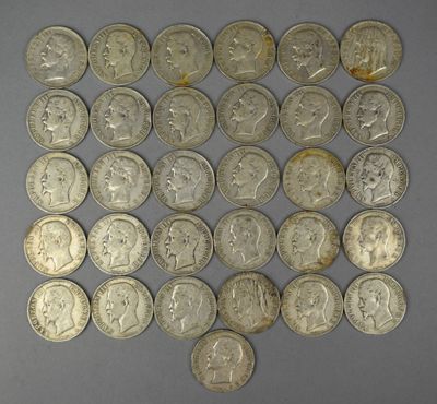 une pile de pièces d'argent posée sur une table
