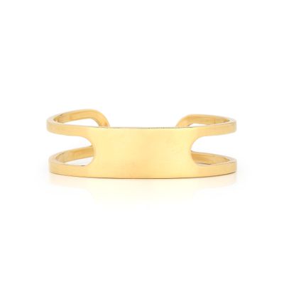 gros plan d'une bague en or sur fond blanc