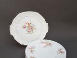 trois assiettes à motifs floraux sont empilées les unes sur les autres
